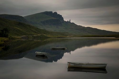Réflexion de Storr dans le Loch Fada