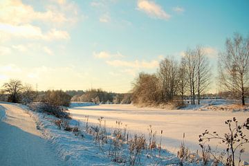 Bevroren rivier bij zonsondergang van Inspiration