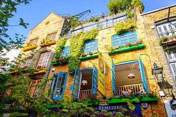 London | A colourful and green café in Neals Yard | Travel photography