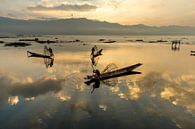 FISCHERS AT SUNRISE Vist AUF traditionelle Weg zum Inle See in Myanmar. Mit einem Korb wird der Fisc von Wout Kok Miniaturansicht