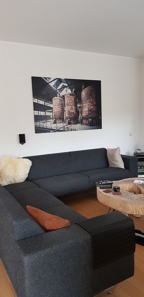 Rostige Silos in alter Fabrikhalle  von   