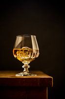 Glas met Whisky en IJs tegen Zwaarte achtergrond
