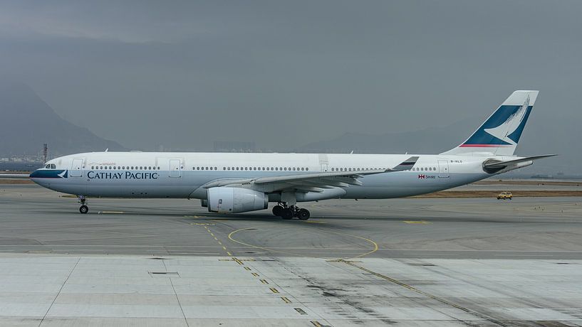 Cathay Pacific Airbus A330-300 passagiersvliegtuig. van Jaap van den Berg