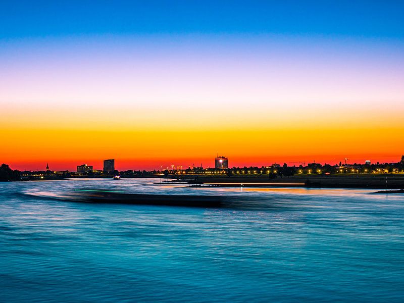 Sunset at the river in Düsseldorf by Mustafa Kurnaz