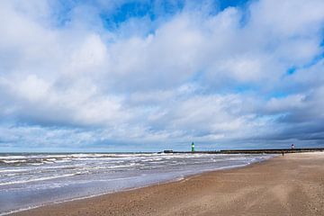Strand und Mole an der Ostseeküste in Warnemünde von Rico Ködder
