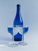Fles en glazen in blauw