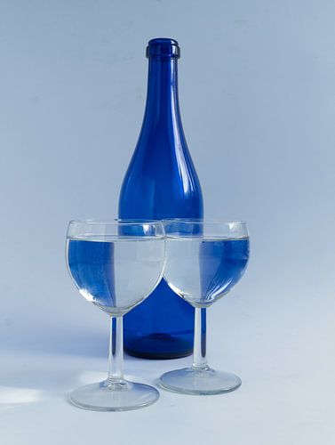 Bouteille et verres en bleu sur Han van der Staaij
