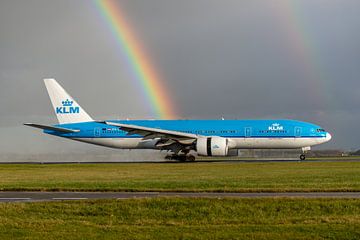 KLM Boeing 777-200 met dubbele regenboog.