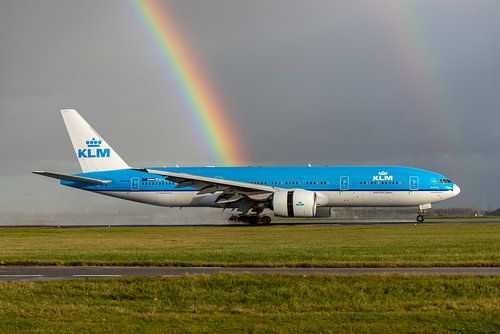 KLM Boeing 777-200 met dubbele regenboog.