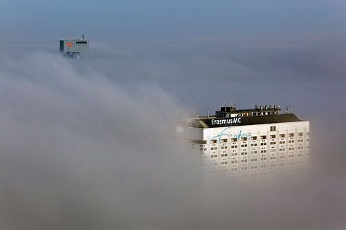 Rotterdam in de mist van boven gezien
