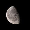 Mond mit einer deutlich sichtbaren Mondoberfläche am dunklen Nachthimmel. von Sjoerd van der Wal