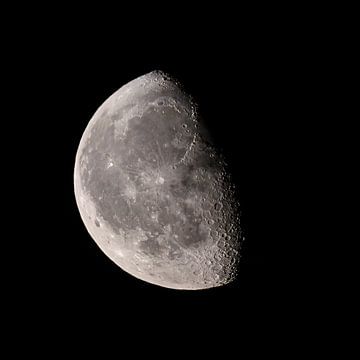 Maan met een duidelijk zichtbaar maanoppervlak aan de donkere nachthemel. van Sjoerd van der Wal Fotografie