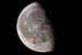 Maan met een duidelijk zichtbaar maanoppervlak aan de donkere nachthemel. van Sjoerd van der Wal