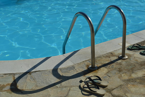 Kinogefühl mit klassischer Pool-Leiter auf der Insel Kreta