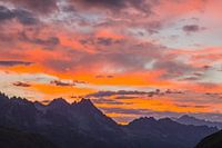 Zonsopgang op de Sustenpas Zwitserland richting Meiental