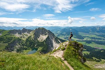 Wandelaars met uitzicht op de Gaisalpsee, Rubihorn en de Oberallgäu van Leo Schindzielorz