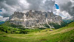 Die Sella-Gruppe, vom Gardena-Pass in den Dolomiten aus gesehen