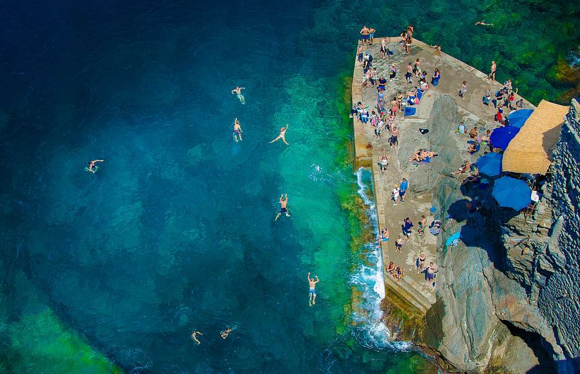  Das Schwimmen von oben / Cinque Terre (Italien) von Nick Hartemink
