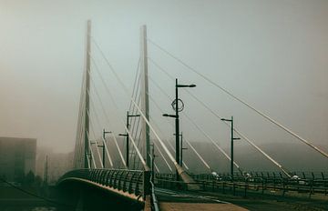Mistige ochtendbrug (2) van Brave Toaster Photos