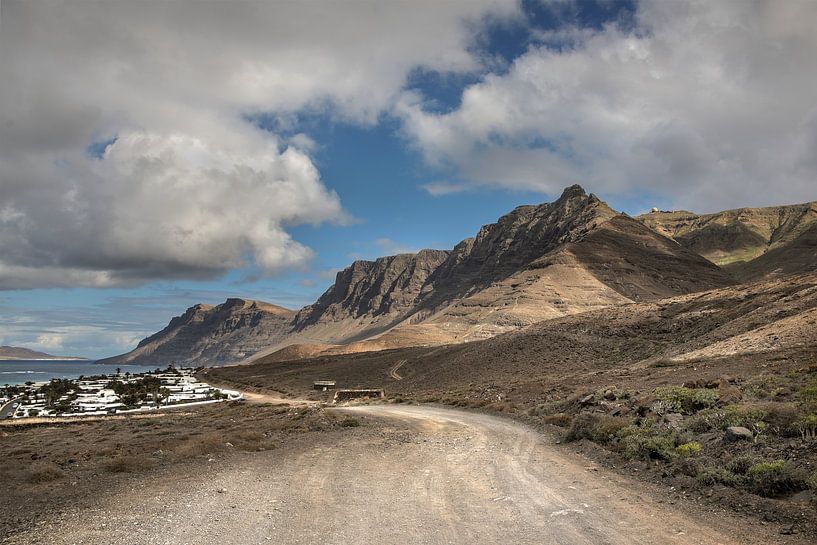 Un petit chemin de terre vers Famara sur l'île canarienne de Lanzarote par Harrie Muis