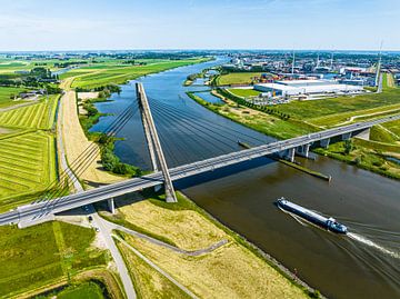 Eilandbrug over de IJssel bovenaan drone view