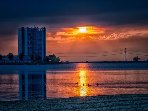 Zonsondergang in Bergen op Zoom, Nederland aan de Binnenschelde