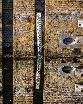 Meetpaal in de sluis van Workum in Friesland van Harrie Muis