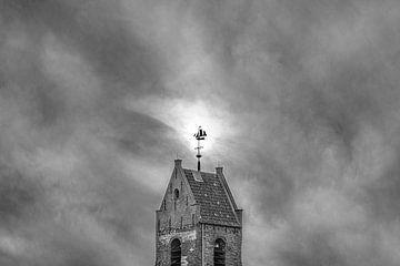 Het kerkje van Wierum in het tegenlicht van de zon en in zwart-wit van Harrie Muis