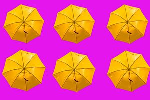 Gelber Regenschirm's auf rosa