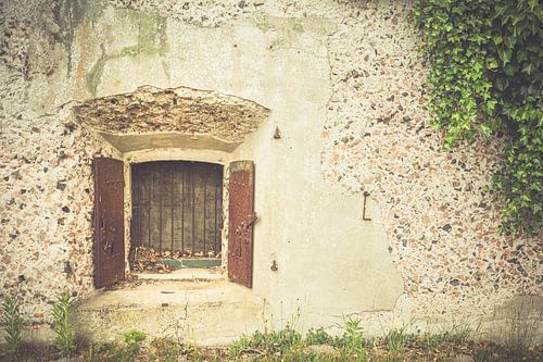 Oude kleurrijke betonnen muur met raam