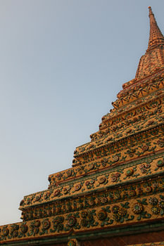 Einzigartige Aussicht auf eine Buddha-Stupa gegen den klaren Himmel. 2