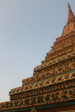 Vue unique sur un stupa de bouddha contre le ciel clair. 2 sur kall3bu