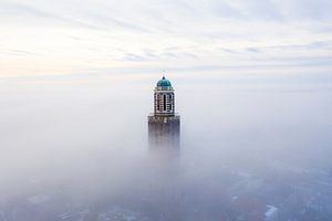 Peperbus in de mist Zwolle van Thomas Bartelds