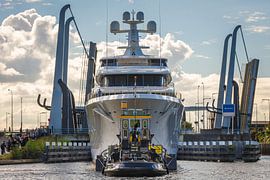 Jacht Aquarius bij de Julianasluis in Gouda van Rinus Lasschuyt Fotografie