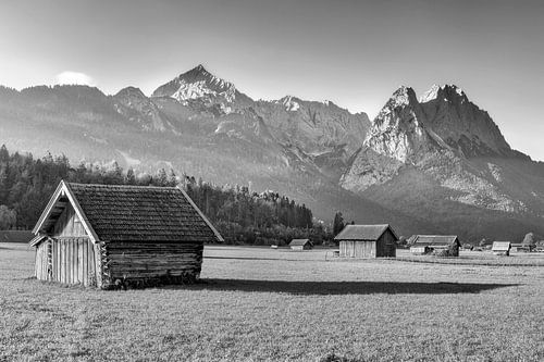 Alpenweiden en hutten bij Garmisch Partenkirchen in zwart-wit