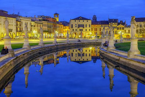 Prato della Valle in Padua bij avond van Patrick Lohmüller