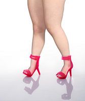 Gebogene rote Plastikspielzeug-Sandale mit hohen Absätzen