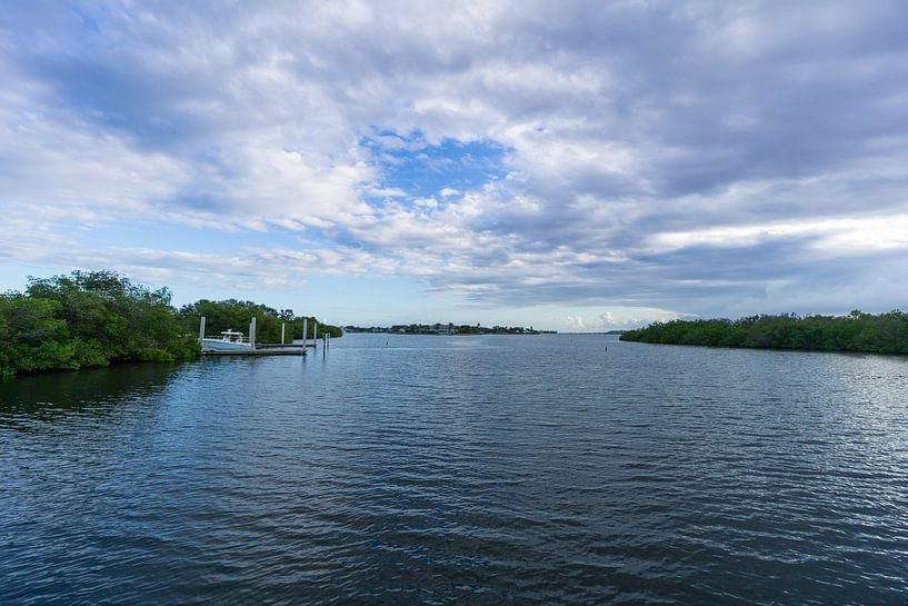 États-Unis, Floride, rivière entre des îles vertes de mangrove avec des maisons et un bateau à l'embarcadère par adventure-photos