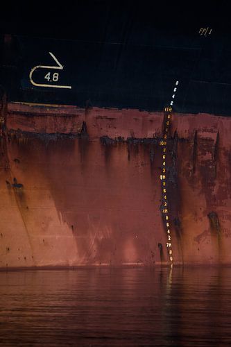 De boeg van een schip in de haven van Amsterdam
