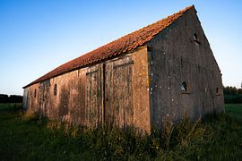 Barn in the field by Tim Breeschooten