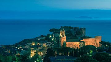 Blauw uur boven Castiglione della Pescaia, Toscane van Stefano Orazzini