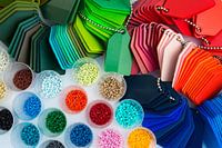 Kleurrijke plastic korrels met patroonplaatjes