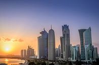 De skyline van Doha in Qatar tijdens zonsondergang van iPics Photography thumbnail