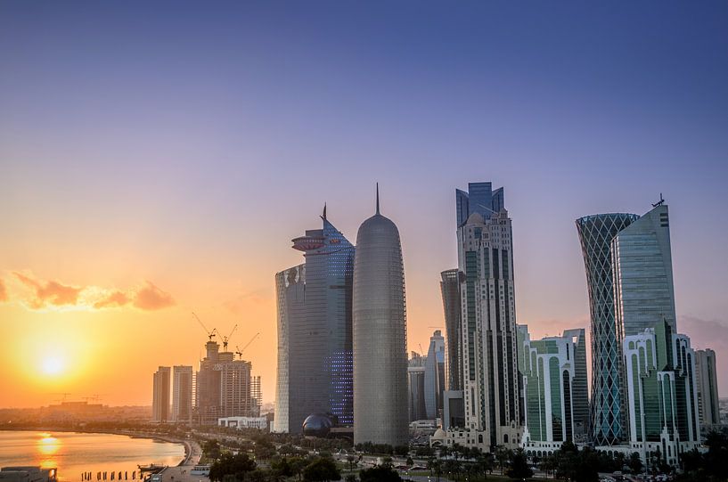 De skyline van Doha in Qatar tijdens zonsondergang van iPics Photography