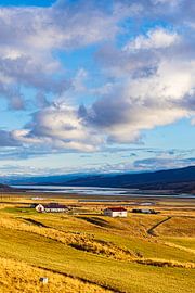 Blick über den See Lagarfljót auf schneebedeckte Berge im Oste