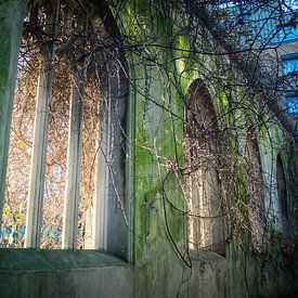 Fenêtres d'une église délabrée à Londres sur Eugenlens