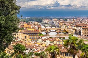 Gezicht op de Ponte Vecchio brug in Florence, Italië van Rico Ködder