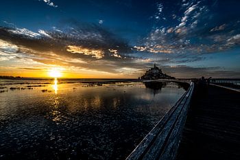 Der Mont Saint Michel und eine Landschaft im Sonnenuntergang