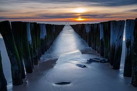Coucher de soleil sur la côte de Zoutelande Zeeland sur Menno Schaefer