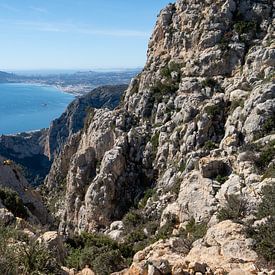 Uitzicht op zee tussen ruige berghellingen van Adriana Mueller
